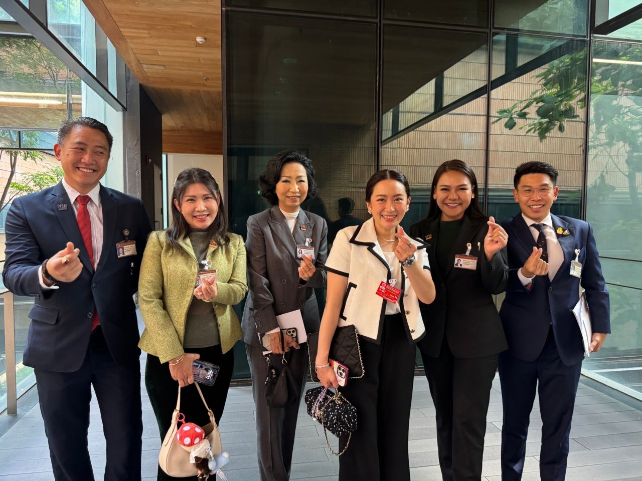 น.ส.แพทองธาร ชินวัตร หัวหน้าพรรคเพื่อไทย ทำมินิฮาร์ตพร้อมลูกพรรคที่อาคารรัฐสภา