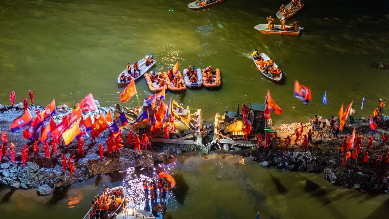 ภาพจาก Xinhua : ทางการจีนระดมทีมซ่อมเขื่อนกั้นทะเลสาบต้งถิง ในมณฑลหูหนาน หลังเขื่อนแตกเป็นระยะทางกว่า 200 เมตร 