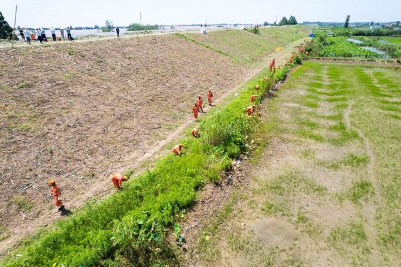 จีนระดมทีมกู้ภัยเร่งเสริมแนวป้องกันที่ 2 หลังเขื่อนกั้นทะเลสาบต้งถิง ทะเลสาบใหญ่อันดับสองของประเทศ ‘แตก’เมื่อ 4 ก.ค.2567