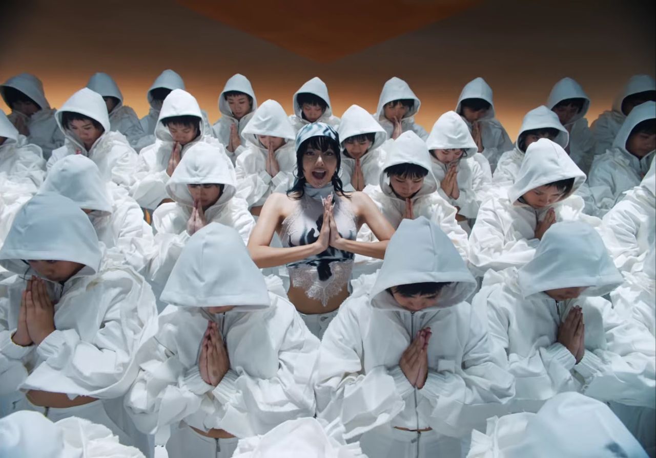 ภาพจากมิวสิกวิดีโอเพลง Rockstar ของ ลิซ่า