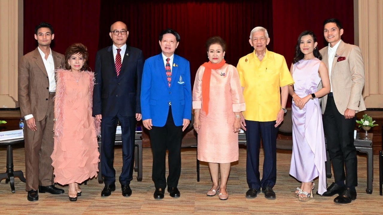 รอฟัง - สุรวัฒน์ ชมภูพงษ์, อติพร สุนทรสนาน เสนะวงศ์, ดร.วีระชัย ณ นคร และ วิสูตรกาญจนปัญญาพงศ์ แถลงข่าวการจัดคอนเสิร์ต “เพลินเพลงสุนทราภรณ์ กับ ม.น.ข.” ในวันที่ 8 มิ.ย. เพื่อหารายได้สนับสนุนการศึกษา โดยมี พรศุลี วิชเวช มาร่วมงานด้วย ที่สยามสมาคม วันก่อน.