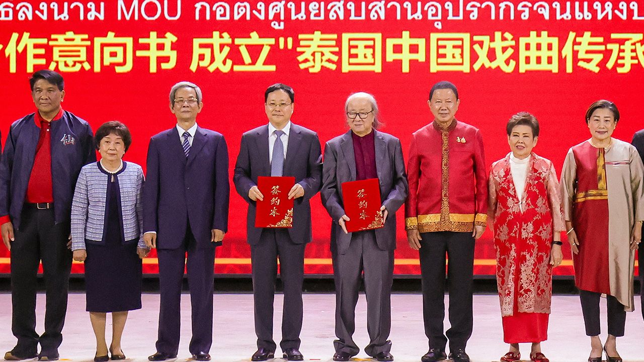 อุปรากรจีน-สนั่น อังอุบลกุล และ จรรย์สมร วัธนเวคิน เป็นประธานในพิธีลงนามก่อตั้งศูนย์สืบสานอุปรากรจีน ระหว่าง หลี่ ปื๊อ ยิ่ว กับ อำพัน เจริญสุขลาภ โดยมี เฉิน ไฉ ไสยง, บุญเทียม พิชัยวงศ์ และ รศ.ดร.ธนวรรธน์ พลวิชัย มาร่วมในพิธีด้วย ที่มหาวิทยาลัยหอการค้าไทย วันก่อน.