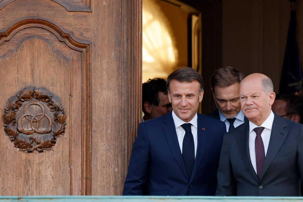 นายกรัฐมนตรีโอลาฟ โชลซ์ แห่งเยอรมนี ต้อนรับเอ็มมานูเอล มาครง ประธานาธิบดีฝรั่งเศส ในโอกาสเดินทางมาเยือนเยอรมนี เมื่อ 28 พ.ค.2567