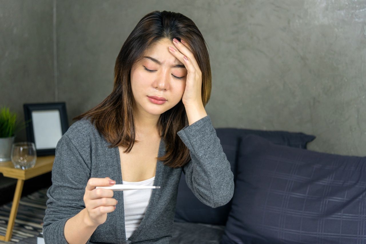 ลักษณะอาการของไข้หวัดนกมีความคล้ายกับไข้หวัดใหญ่ แต่สำหรับผู้ที่มีอาการรุนแรงอาจทำให้ระบบทางเดินหายใจล้มเหลวได้ (ภาพจาก iStock)