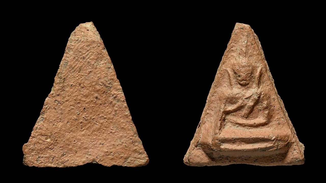 พระนางพญา พิมพ์ใหญ่ (มีหู) กรุโรงทอ วัดโพธิ์ ของ ไก่ บูรณะไทย.