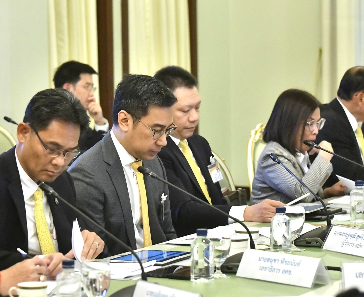 เศรษฐพุฒิ สุทธิวาทนฤพุฒิ ผู้ว่าการธนาคารแห่งประเทศไทย (คนที่ 2 นับจากซ้าย)