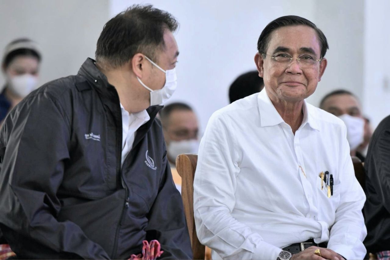 สุชาติ ชมกลิ่น และ พล.อ.ประยุทธ์ จันทร์โอชา