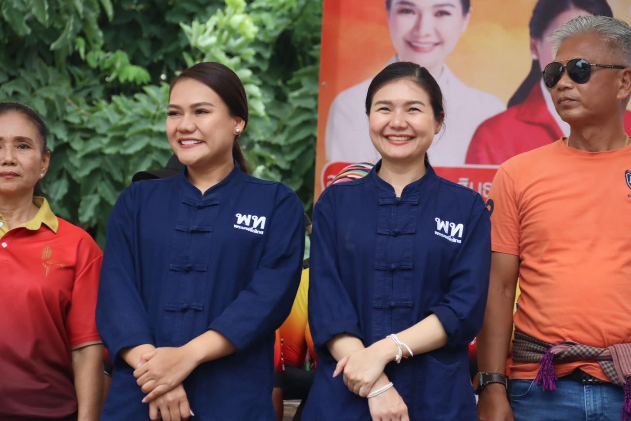 น.ส.ชญาภา สินธุไพร (ซ้าย) น.ส.จิราพร สินธุไพร (ขวา)