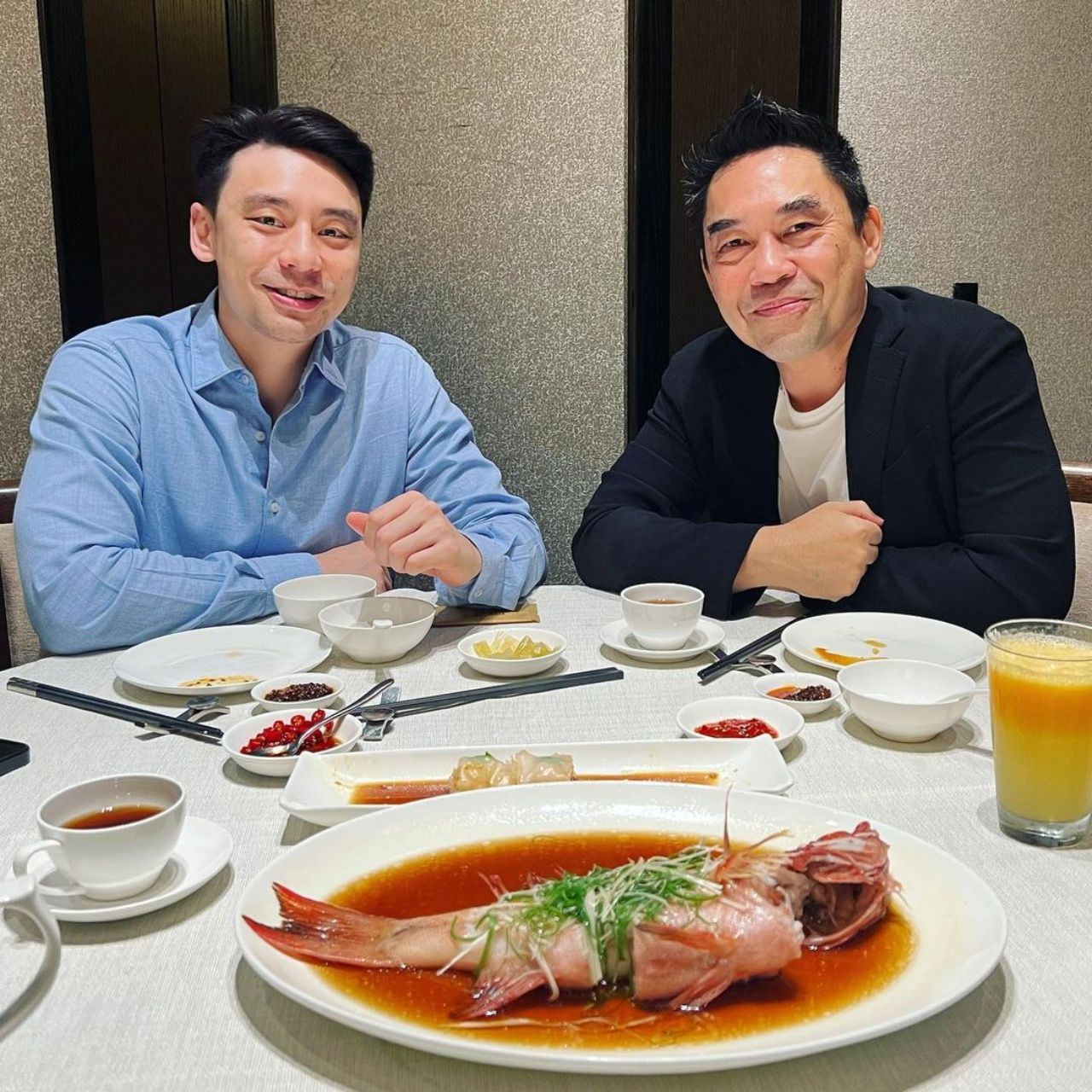 วิล ชวิณ (เสื้อฟ้า) กับคุณพ่อขจร เจียรวนนท์