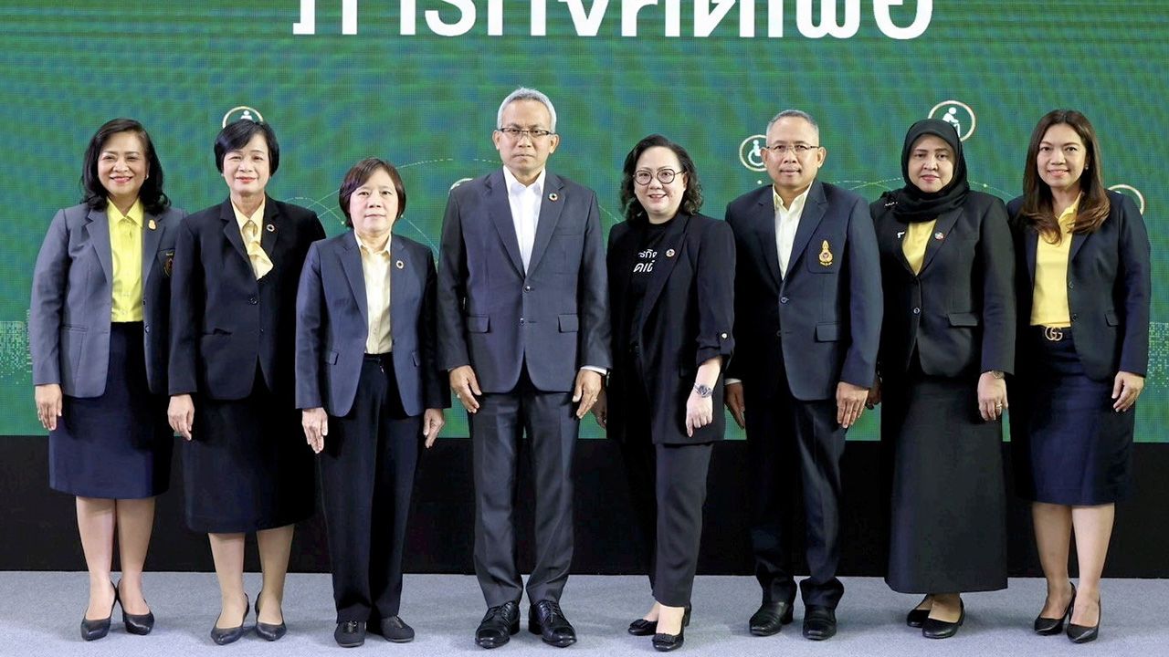 ดีมาก  -  อนุกูล ปีดแก้ว และ กานติมา เลอเลิศยุติธรรม สานต่อโครงการภารกิจคิดเผื่อ สร้างความเข้มแข็งให้สังคม ลดความเหลื่อมลํ้า ยกระดับคุณภาพชีวิต แก้วิกฤติประชาชน เพื่อพัฒนาคุณภาพชีวิตแก้ไขปัญหาสังคมได้อย่างยั่งยืน โดยมี อภิญญา ชมภูมาศ มาร่วมงานด้วย ที่กระทรวง พม. วันก่อน.