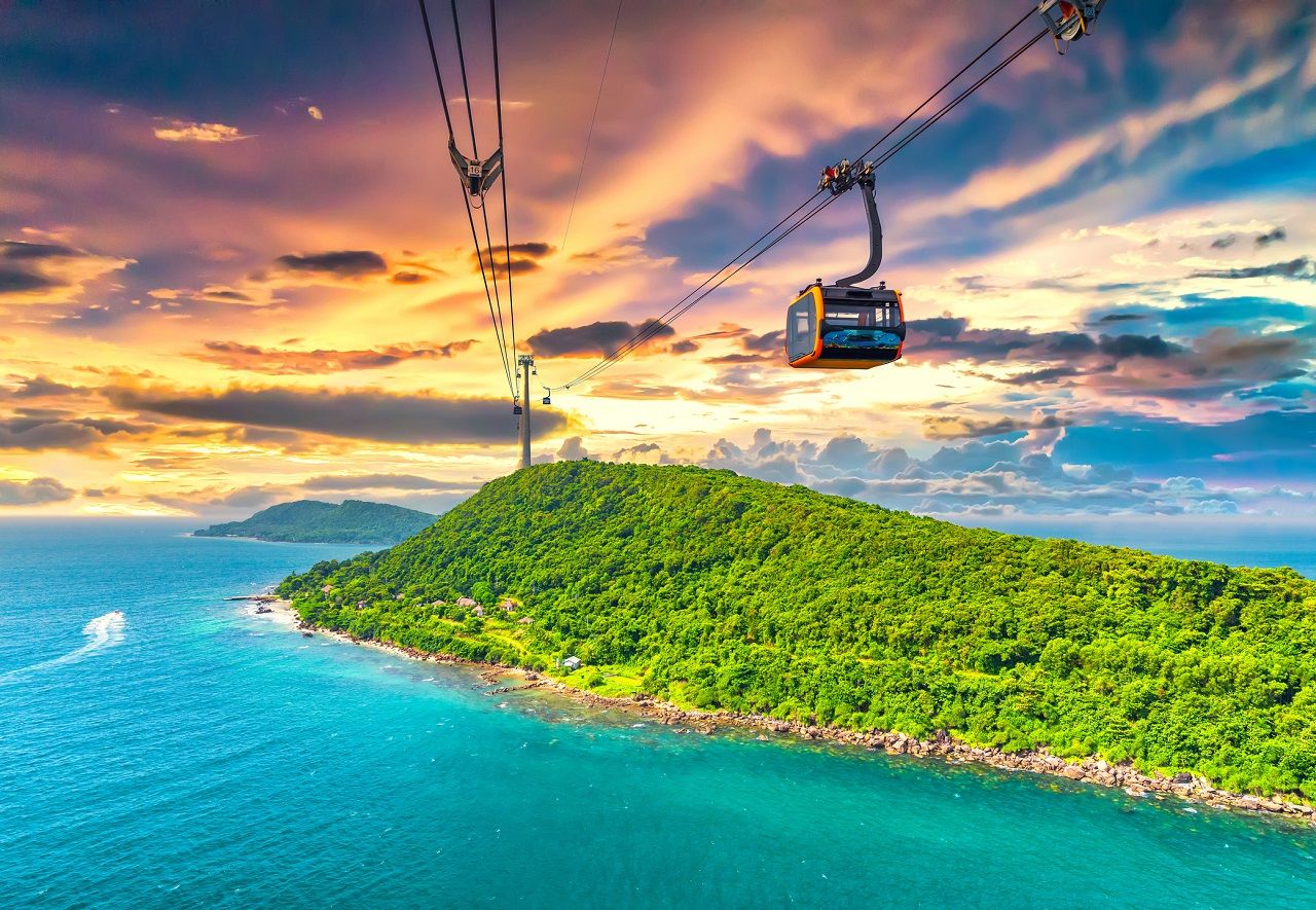 Hon Thom Cable Car เคเบิลคาร์ที่มีความยาวถึง 7,899 เมตร ข้ามทะเลสีฟ้าครามจากทางใต้สุดของเกาะฟู้โกว๊กไปยังเกาะสับปะรด (ภาพจาก iStock)