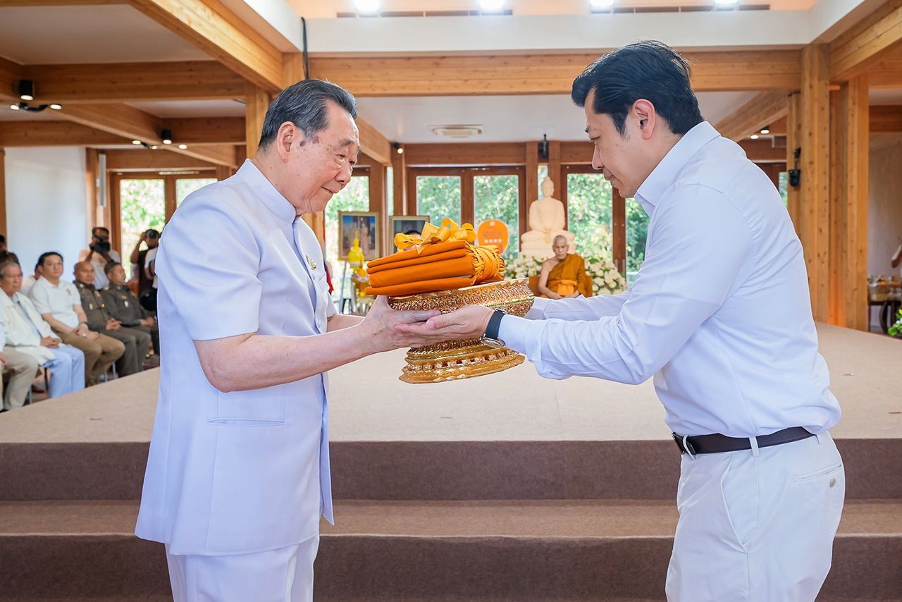 นายธนินท์ เจียรวนนท์ ประธานอาวุโส เครือ ซีพี อัญเชิญผ้าไตรพระราชทานของ กรมสมเด็จพระเทพรัตนราชสุดาฯ มอบให้ นายศุภชัย เจียรวนนท์ นำถวาย.