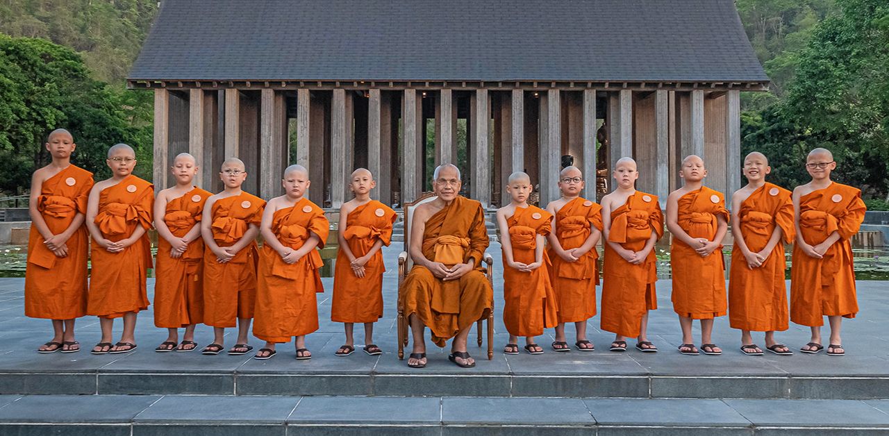 พระราชภาวนาวชิรญาณ วิ. (หลวงพ่อสุรศักดิ์ เขมรังสี) พระอาจารย์ใหญ่ โครงการ “สามเณรปลูกปัญญาธรรม ปี 10” ถ่ายกับสามเณรที่ร่วมโครงการ