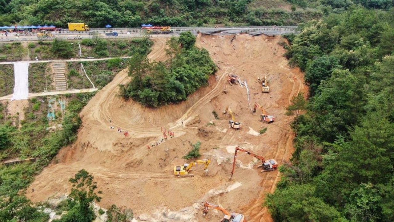 เกิดเหตุระทึก ถนนยุบบนทางด่วนสายท้องถิ่นในมณฑลกวางตุ้ง ทางภาคใต้ของจีน เมื่อ 1 พ.ค.2567 ทำให้มีผู้เสียชีวิตเพิ่มเป็น 48 ศพ