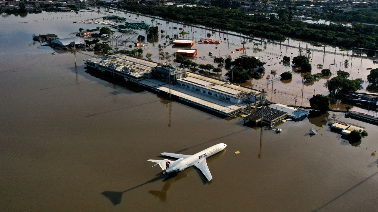 ภาพถ่ายทางอากาศจากโดรนแสดงให้เห็นสนามบินนานาชาติ Salgado Filho  ในเมืองโปร์ตู อาเลกรี ถูกน้ำท่วม