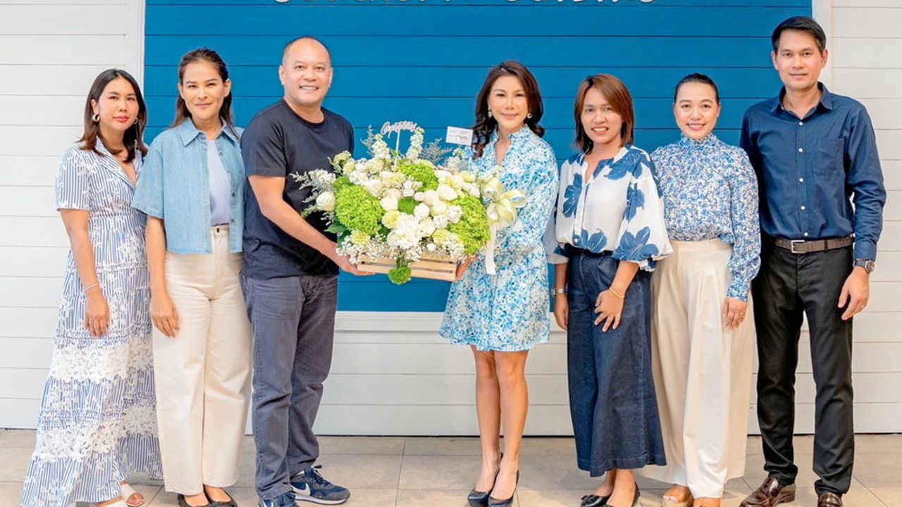 ตามไปกิน - ศุภานวิต เอี่ยมสกุลรัตน์ มอบดอกไม้แสดงความยินดีให้ ณัฐวุฒิ ใสยเกื้อ ในโอกาสเปิด “เยี่ยมใต้” ร้านอาหารใต้รสชาติต้นตำรับสไตล์นครศรีธรรมราช โดยมี สิริสกุล ใสยเกื้อ, ธฤตชญา ช่างเพียร และ ยุวรัตน์ ชิณแสน มาร่วมงานด้วย ที่เดอะคริสตัล ชัยพฤกษ์ วันก่อน.