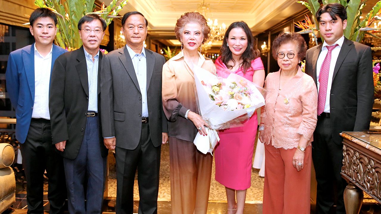 เบิร์ธเดย์ - นลินัส มัคคพัฒน์ ผู้จัดการฝ่ายจิวเวลรีชั้นสูงแห่ง Van Cleef & Arpels จัดงานเลี้ยงฉลองวันเกิดให้ จรรยา สว่างจิตร และ รัชนี ตรีพิพัฒน์กุล โดยมี พล.ท.ดร.พีระพงษ์ มานะกิจ และ ธงชัย ตรีพิพัฒน์กุล มาร่วมงานด้วย ที่โรงแรมแมนดาริน โอเรียนเต็ล วันก่อน.