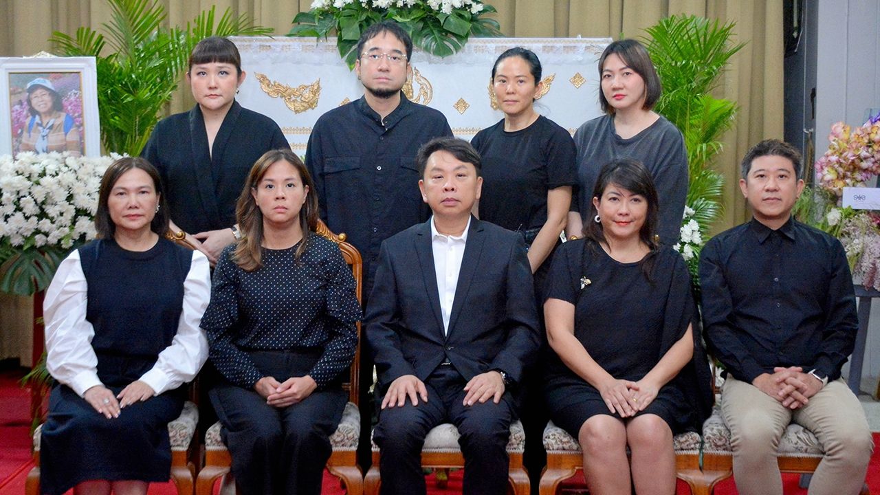 ปลายทางชีวิต - ดร.ณัฐกิตติ์ ตั้งพูลสินธนา เป็นประธานในพิธีสวดพระอภิธรรม เยาวพา วณิชย์วรนันท์ มารดา พิมลรัชดา อินทรปาณ โดยมี พรวดี โรจน์รุ่งสัตย์, นงลักษณ์ จิตต์เจนการ, ศศิเพ็ญ จันทร์ศรี และ ชนะศักดิ์ นิยะถิรกุล มาร่วมในพิธีด้วย ที่วัดพระศรีมหาธาตุ วันก่อน.