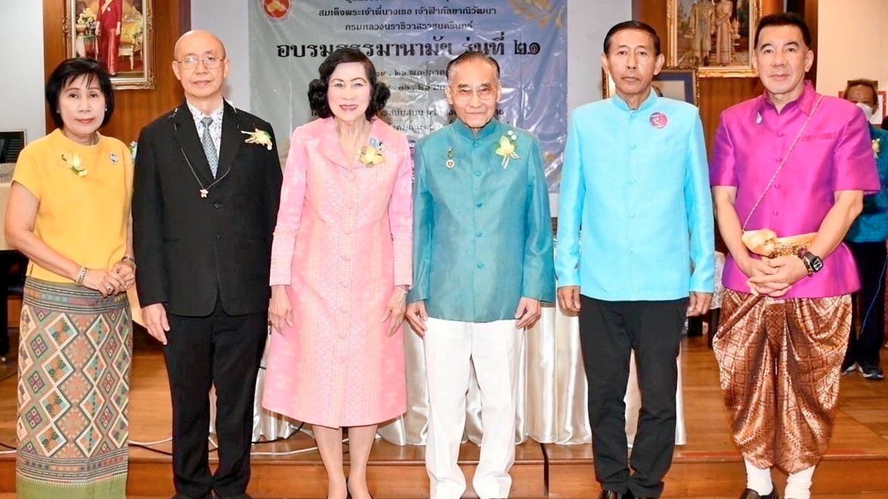 ช่วยผู้สูงวัย - ปราณี ประดิษฐ์ จัดการอบรมโครงการธรรมานามัย รุ่นที่ 21 เพื่อให้ผู้สูงอายุได้มีโอกาสพัฒนาคุณภาพชีวิตของตนเอง โดยมี พล.ร.อ.เชษฐา ใจเปี่ยม, นพ.พล หิรัณยศิริ, นพ.สุรศักดิ์ สัมปัตตะวนิช และ ศุลีมาศ สุทธิสัมพัทน์ มาร่วมงานด้วย ที่มูลนิธิชีวิตพัฒนา วันก่อน.