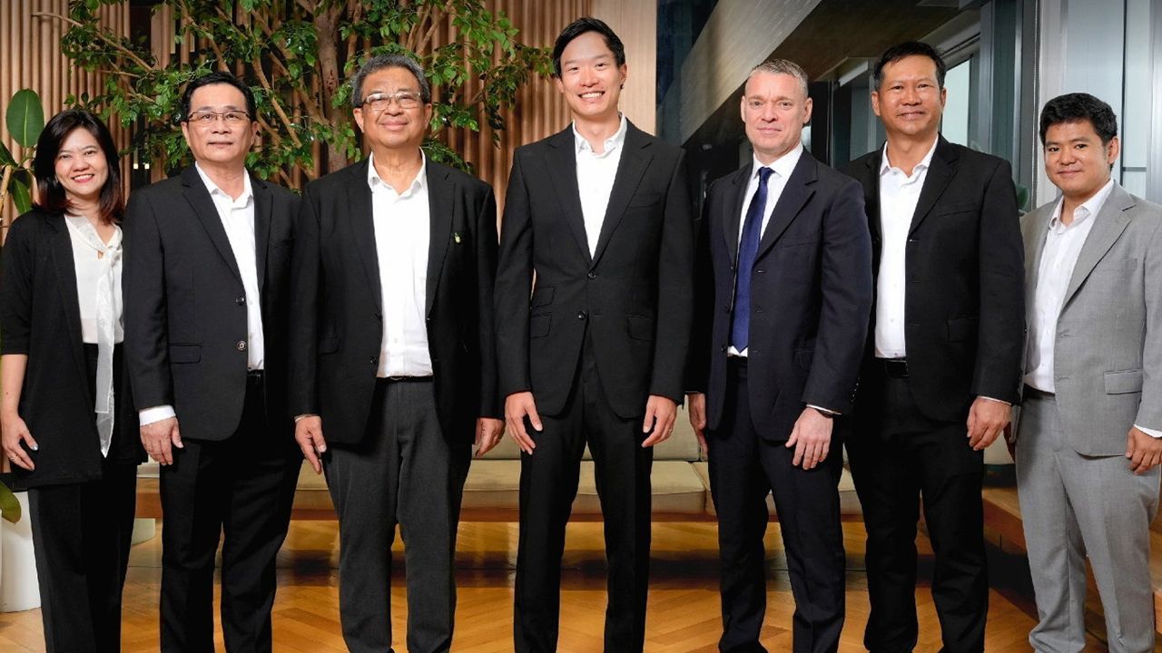 ร่วมพัฒนา - ภูมิ จิราธิวัฒน์, ดาร์เรน เว็บบ์ และ พิชิต สถาปัตยานนท์ แถลงข่าวร่วมพัฒนาโครงการดาต้าเซ็นเตอร์ เสริมความแข็งแรงโครงสร้างพื้นฐานด้านดิจิทัลของประเทศไทย และผลักดัน Digital Economy ให้ปลอดภัย โดยมี เขมิกา ฐิตะปุระ มาร่วมงานด้วย ที่เซ็นทรัลเวิลด์ วันก่อน.