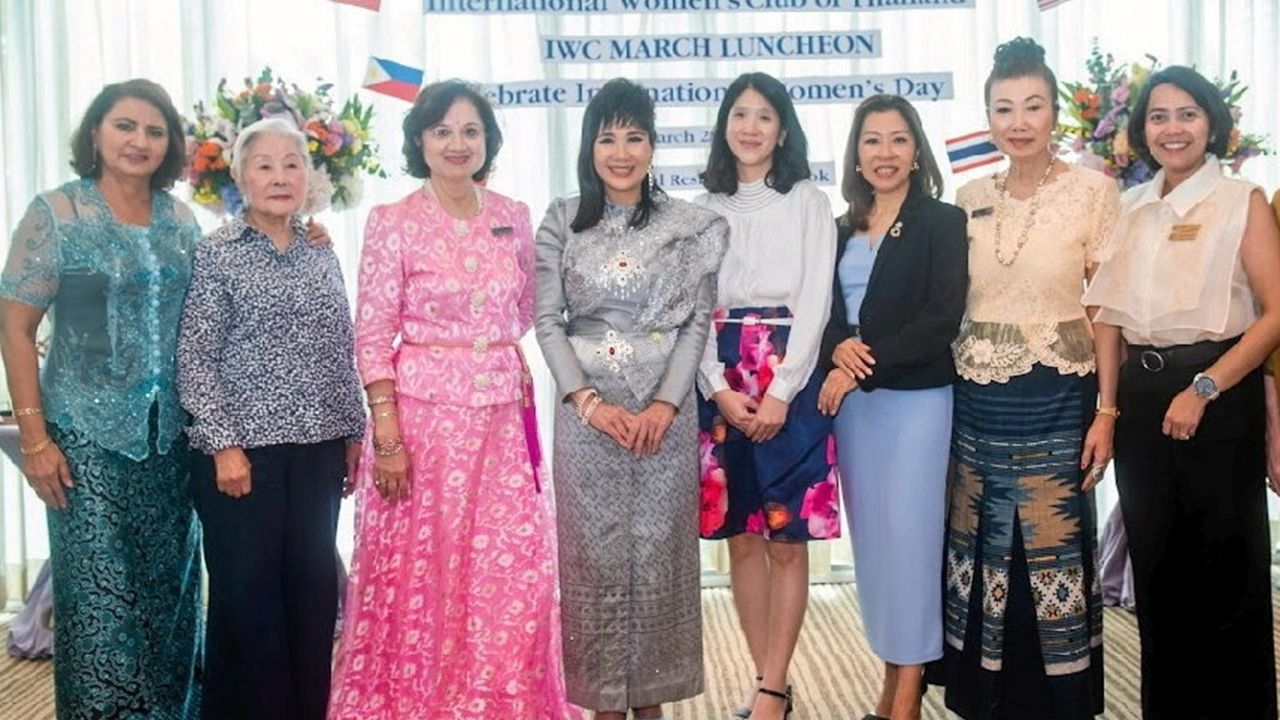 ให้ความรู้ - ดร.อัจฉรา วิเศษวร จัดงานเสวนา “ความรู้เกี่ยวกับโรคมะเร็งเต้านม” พร้อมเชิญ พญ.วิภาวี สรรพสิทธิ์วงศ์ มาบรรยายพิเศษ โดยมี พรทิพย์ ภิบาลวงษ์, ริต้า อินเทวัฒน์, มุกดา โซเรนเซ่น และ โรส นวพันธ์ มาร่วมงานด้วย ที่โรงแรมโอเรียนเต็ล เรสซิเดนซ์ วันก่อน.