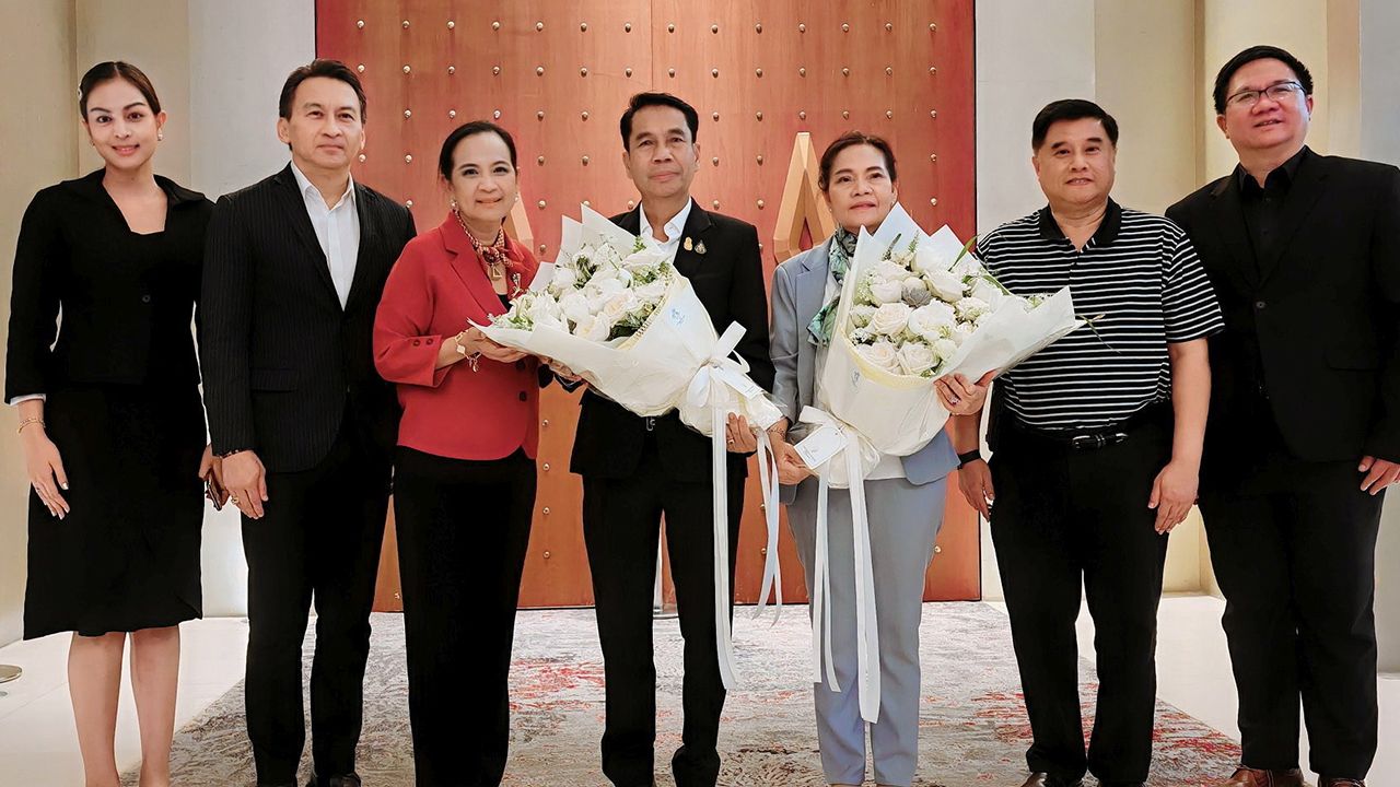 ดูหนัง - อภิชาติ คงชัย และ ทิพวัน เรืองบุณย์ ให้การต้อนรับ สุทิน คลังแสง รมว.กลาโหม ในโอกาสมาชม “Civil War วิบัติสมรภูมิเมืองเดือด” ภาพยนตร์แอ็กชันสงครามฟอร์มยักษ์ โดยมี พล.อ.ม.ล.สุปรีดี ประวิตร มาร่วมชมด้วย ที่โรงภาพยนตร์พารากอน ซีนีเพล็กซ์ วันก่อน.