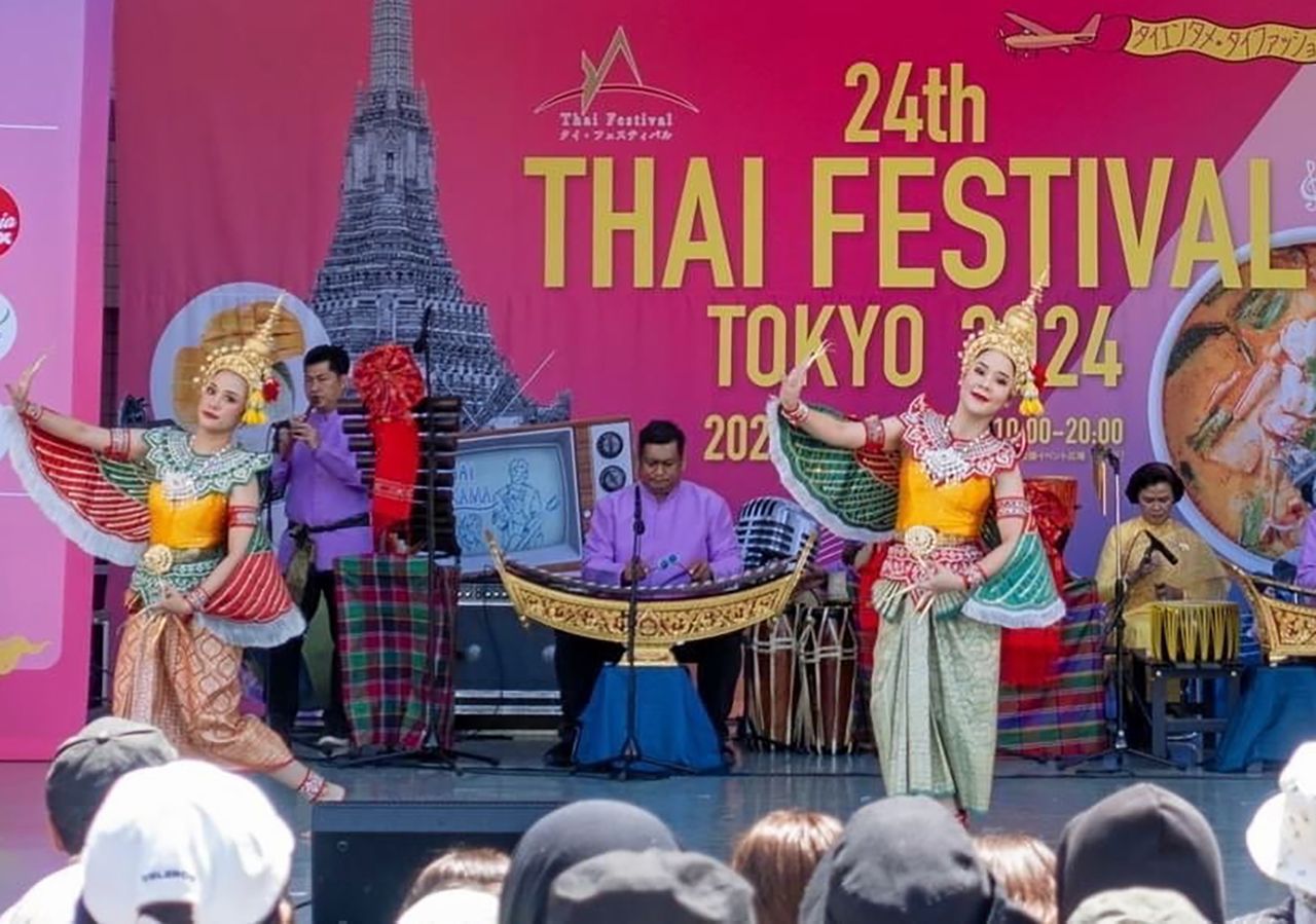 การแสดงรำมโนราห์ศิลปะจากภาคใต้ โดยการสนับสนุนของการท่องเที่ยวแห่งประเทศไทย (ททท.) เปิดงานอย่างงดงามตรึงใจผู้ชม.