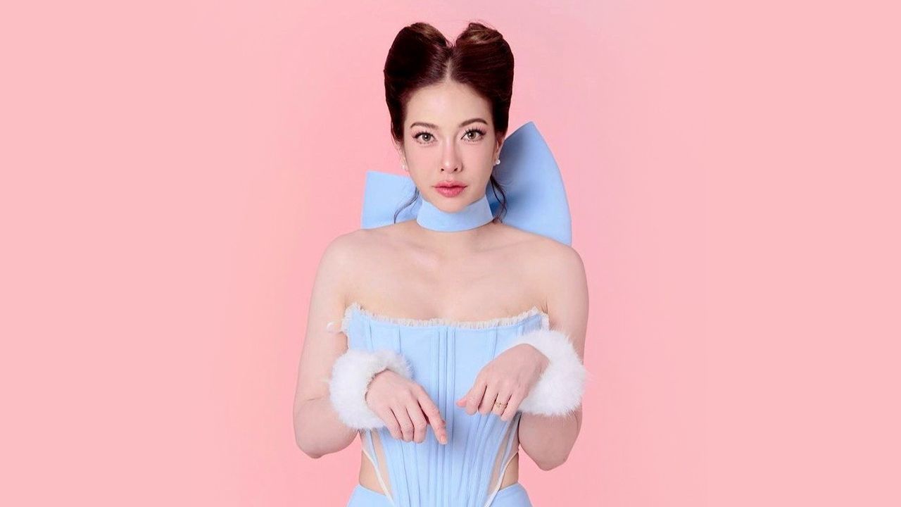 คุณแม่ลูกหนึ่ง แป้ง-อรจิรา ขอแปลงร่างเป็นแมวน้อยสุดแบ๊วชุดเกาะอกสีฟ้า พร้อมแคปชัน “ลูกสาวทำให้เราเปลี่ยนไป Meaw” แต่ดูยังไงก็เป็นแมวสุดแซ่บ กลับมาทวงบัลลังก์เซ็กซี่แล้ว!