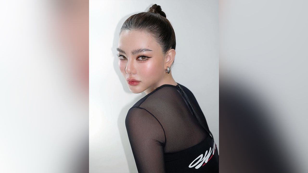 ฟาก ดิว-อริสรา ถึงเป็นคุณแม่ลูกหนึ่งแต่ความสวยจึ้งไม่เคยลด ผิวดี หน้าฉ่ำ ไม่แปลกใจเพราะก้าวขามารันวงการบิวตี้ จับธุรกิจเครื่อง สำอางแบรนด์ Th.is Beauty เต็มตัว สวย รวย เก่ง ของแทร่.