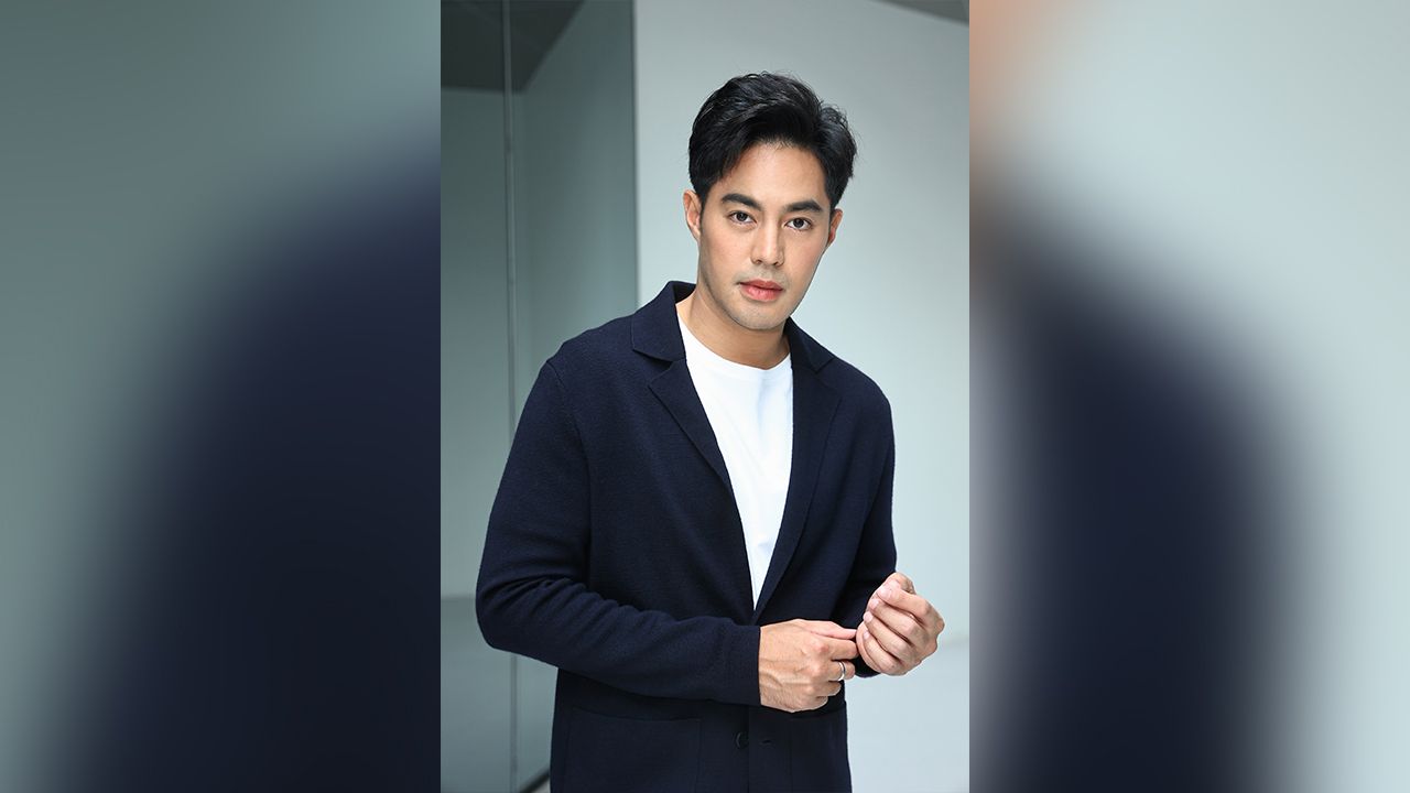 เพิ่งดีขึ้นจากอาการหมอนรองกระดูกปลิ้นทับเส้นประสาทแต่งานนี้ ท็อป-จรณ เจอฉากบู๊ในละคร “เจ้าพ่อ” ช่อง 8 เจ้าตัวอินจัดบู๊ลืมตัว ทำเอาใจหายใจคว่ำ หวิดพบแพทย์อีกรอบ เชื่อแล้วว่าทุ่มเต็มที่.