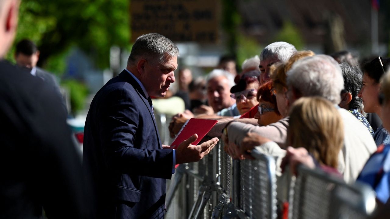 นายกรัฐมนตรีโรเบิร์ต ฟิโก แห่งสโลวาเกีย ทักทายประชาชน ที่เมืองแฮนด์โลวา ก่อนถูกมือปืนบุกยิงระยะประชิด เมื่อ 15 พ.ค.2567 บาดเจ็บสาหัส