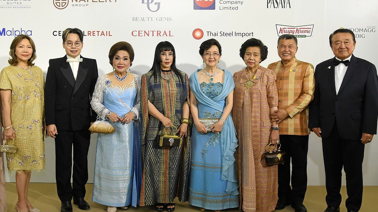 ช่วยเด็ก - สุริยน ศรีอรทัยกุล จัดงาน “The Exhibition of Children Projects and ACORN” เพื่อระดมทุนช่วยเหลือเด็กถูกล่วงละเมิดสิทธิ โดยมี สุทธิพงษ์ จุลเจริญ, ดร.วันดี กุญชรยาคง จุลเจริญ, ดร.สุมาลี ศรีสุภรวาณิชย์ และ วงศ์ชนก ชีวะศิริ มาร่วมงานด้วย ที่อาคารบิวตี้เจมส์ วันก่อน.