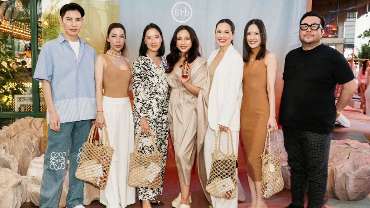 ไม่กลัวแดด - พัชทรี ภักดีบุตร เปิดตัว “By All Beans” บอดี้ออยล์และเฟซออยล์กันแดด สูตรใหม่ช่วยป้องกันผิวจากมลภาวะหรือแสงแดดจาก เอิบ แบรนด์เครื่องหอมและสกินแคร์ชั้นนำของไทย โดยมี ยูมิ เคียงศิริ และ อภินรา ศรีกาญจนา มาร่วมงานด้วย ที่เอ็มสเฟียร์ วันก่อน.