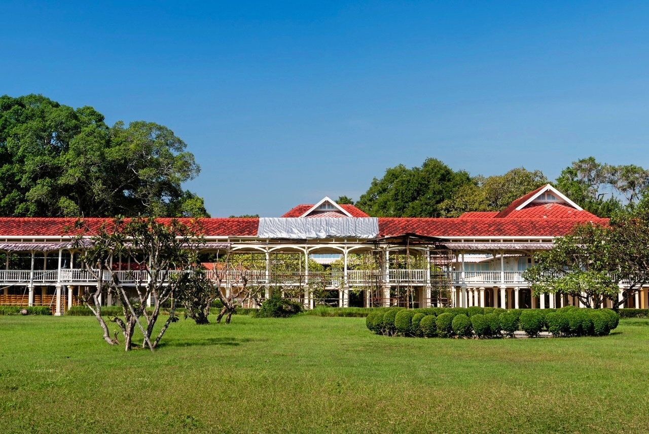 พระที่นั่งสวยงามตระการตา บางส่วนอยู่ในสภาพมีการนำวัสดุมาปิดกั้นส่วนหลังคาที่รั่ว เพื่อป้องกันน้ำรั่วซึม โดยเปิดให้เข้าชมและร่วมทำบุญบูรณะ.
