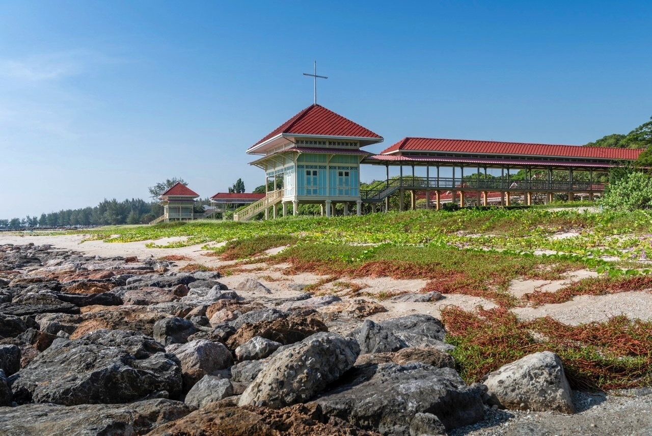 ส่วนหนึ่งของพระที่นั่งที่จะดำเนินงานในรูปแบบพิพิธภัณฑ์ และฟื้นฟูระบบนิเวศน์ชายฝั่งให้คืนสภาพเดิมตามธรรมชาติ โดยนำกองทุนการเป็นเจ้าภาพเทศน์มหาชาติ มาสมทบทุน มูลนิธิพระราชนิเวศน์มฤคทายวันฯ เพื่อบูรณะ.