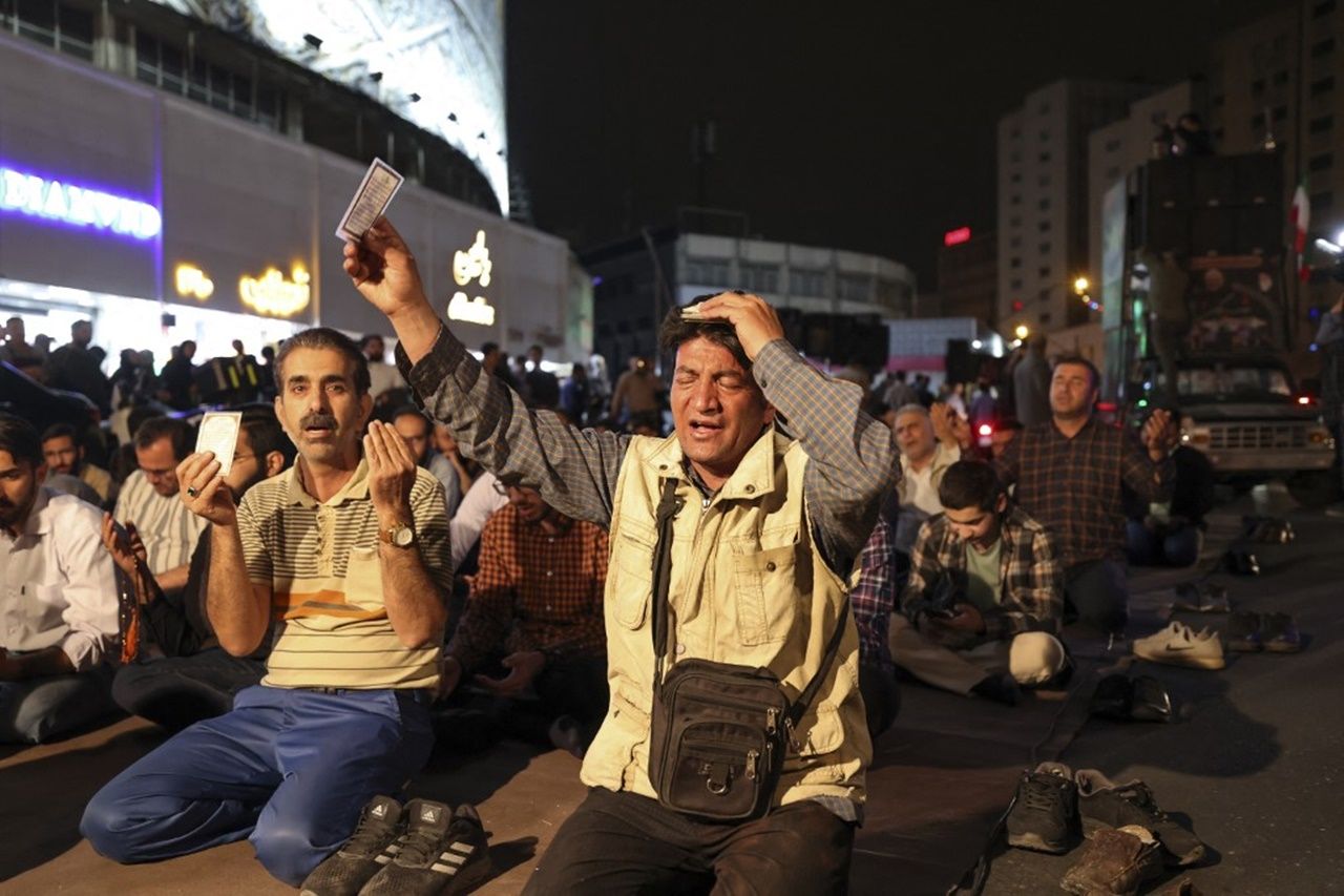 ชาวอิหร่านในกรุงเตหะราน ออกมาสวดภาวนะขอให้ประธานาธิบดีราอีซี กับรัฐมนตรีว่าการกระทรวงต่างประเทศ ที่หายไปในเหตุเฮลิคอปเตอร์ตก ปลอดภัย