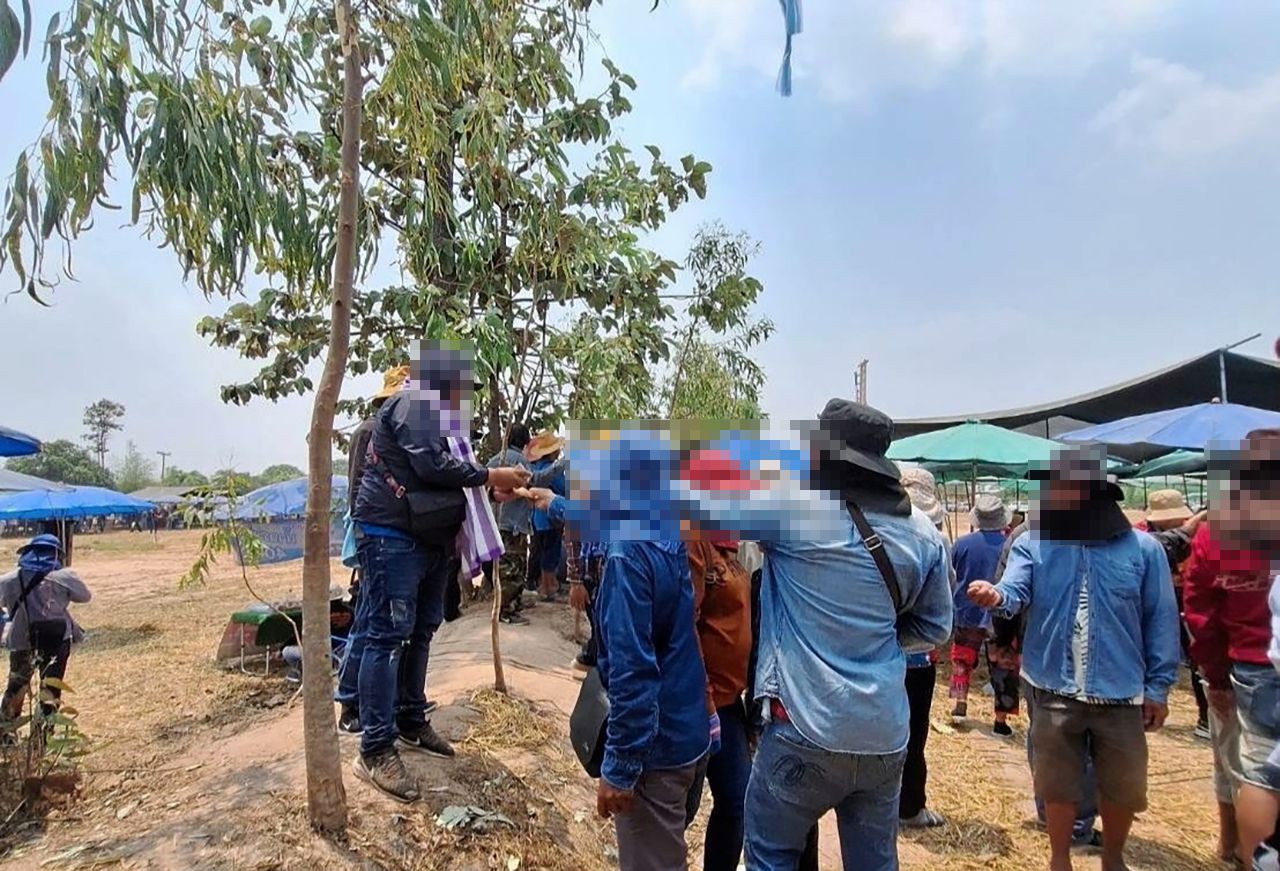 การพนันบั้งไฟ มีการจ่ายส่วยให้ทุกระดับตั้งแต่ระดับหมู่บ้านไปจนถึงระดับภาค และข้าราชการในจังหวัดต่างๆ รวมถึงมีนักการเมืองระดับท้องถิ่นและระดับชาติเข้ามาเกี่ยวข้อง ทำให้ควบคุมการจุดบั้งไฟไม่ได้.
