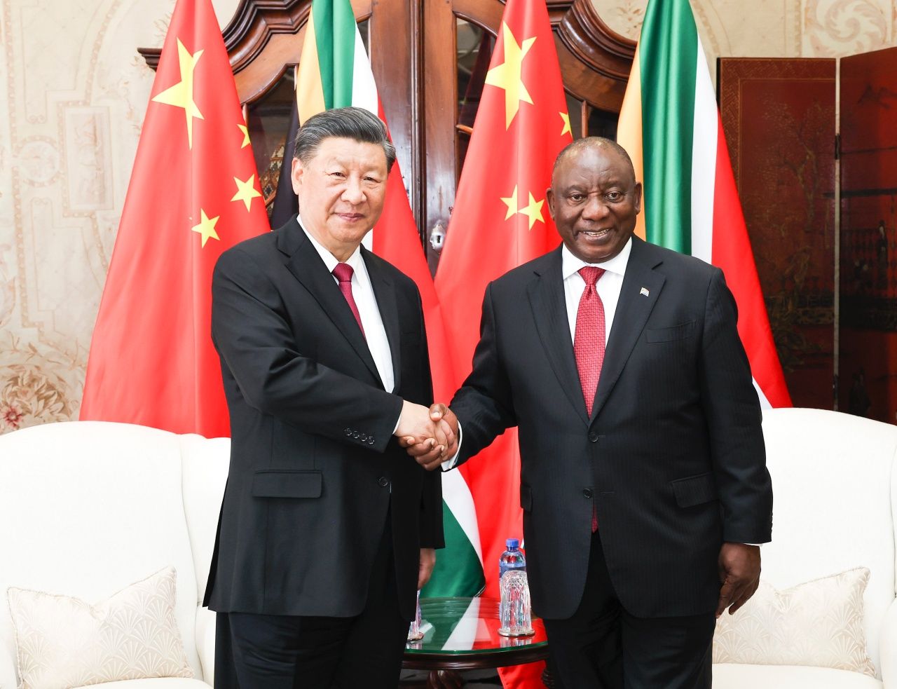 สี จิ้นผิง ประธานาธิบดีจีน และไซริล รามาโฟซาประธานาธิบดีแอฟริกาใต้