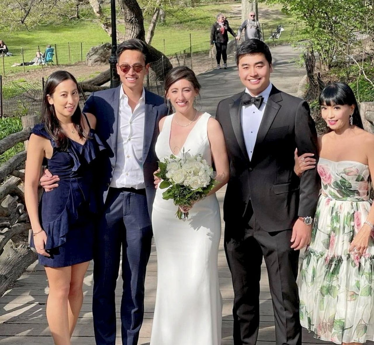 คุณหมออ้อมแสดงความยินดีกับลูกชายคนกลาง แน้บ ที่เพิ่งแต่งงานกับแฟนสาวเมื่อปี 2565 ที่นิวยอร์ก สหรัฐอเมริกา