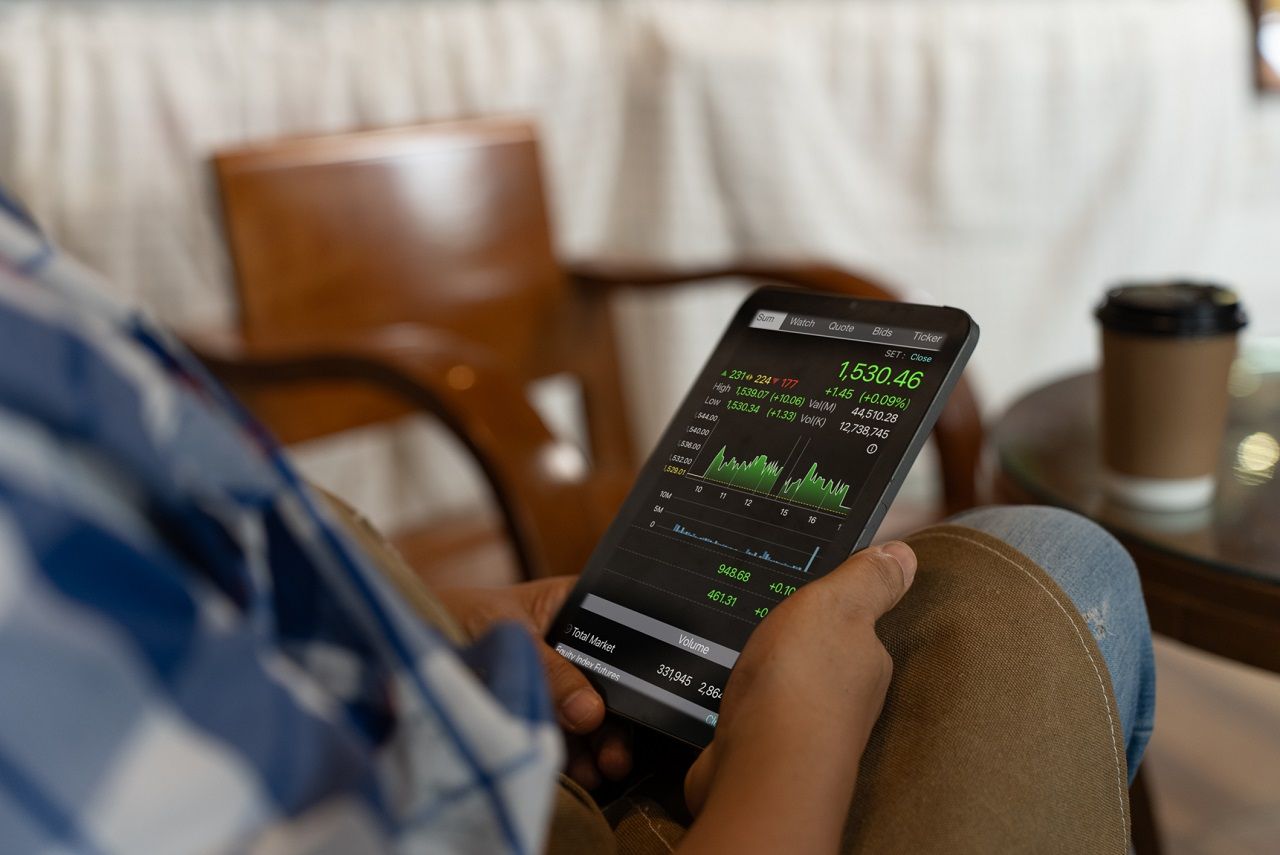 การลงทุนในหุ้นเป็นตัวเลือกที่น่าสนใจสำหรับวัยเกษียณ แต่ก็ต้องระวังเพราะมีความเสี่ยงสูง ภาพจาก iStock