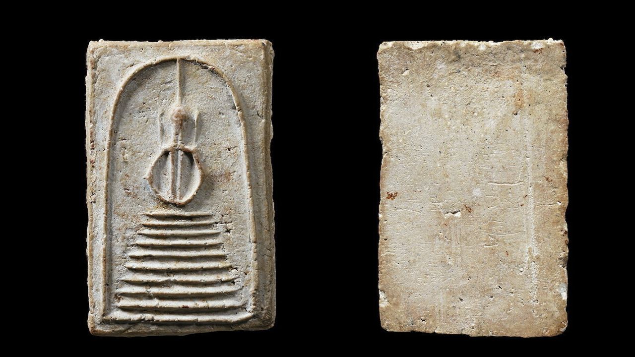 พระพิมพ์แปดชั้น แขนหักศอก หลวงปู่ภู วัดอินทรวิหาร ของ สก.กฤษฏ์ คงวุฒิปัญญา.