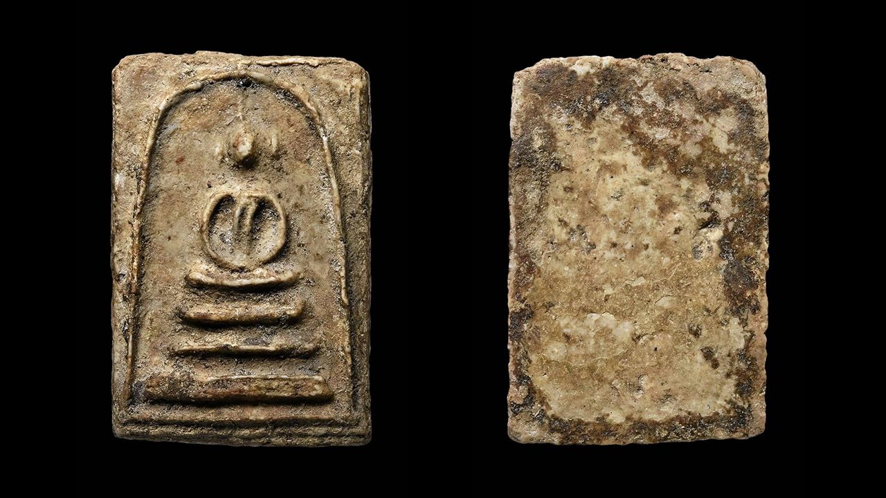 พระสมเด็จบางขุนพรหม พิมพ์สังฆาฏิ วัดใหม่อมตรส ของเกื้อกูล มานะสัมพันธ์กุล (ชลกร ๔๒)