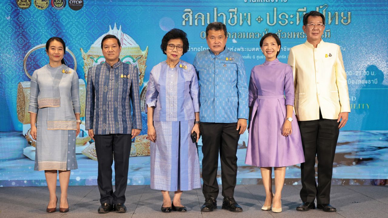 โอทอป  -  สุทธิพงษ์ จุลเจริญ ปลัดกระทรวงมหาดไทย แถลงข่าวการจัดงาน “ศิลปาชีพประทีปไทย OTOP หลอมดวงใจด้วยพระบารมี” ระหว่าง 12-20 ส.ค. ที่อิมแพ็ค เมืองทองธานี โดยมี ดร.วันดี กุญชร ยาคง จุลเจริญ และ อรรษิษฐ์–จิณณารัชช์ สัมพันธรัตน์ มาร่วมแถลงด้วย ที่เซ็นทรัล ปิ่นเกล้า วันก่อน.