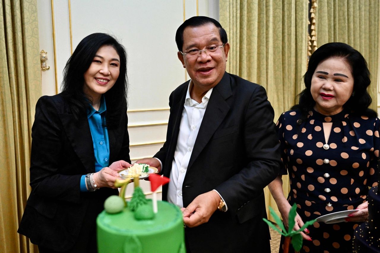 น.ส. ยิ่งลักษณ์ ชินวัตร ถ่ายรูปกับนายกรัฐมนตรีฮุน เซน และนางบุน รานี ภริยา  ในโอกาสที่นายทักษิณ ชินวัตร และยิ่งลักษณ์ ชินวัตร เดินทางมาร่วมอวยพรวันเกิดสมเด็จ ฮุน เซน ที่กรุงพนมเปญ  เมื่อ 5 ส.ค.2566