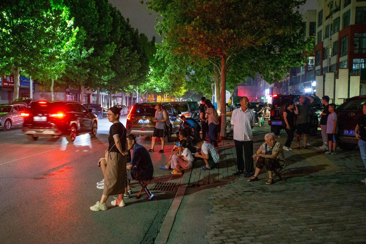 ประชาชนในมณฑลซานตง พากันออกจากบ้านด้วยความตกใจ หลังเกิดแผ่นดินไหว วันที่ 6 ส. ค.2566