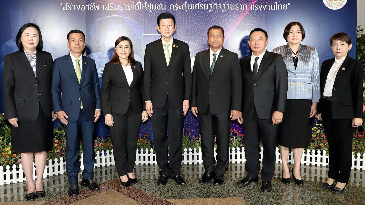 สร้างอาชีพ  -  บุญชอบ สุทธมนัสวงษ์ ปลัดกระทรวงแรงงาน เปิดโครงการอบรมสร้างอาชีพ เสริมรายได้ให้ชุมชน กระตุ้นเศรษฐกิจฐานราก แรงงานไทย โดยมี วรรณรัตน์ ศรีสุขใส, เดชา พฤกษ์พัฒนรักษ์ และ บุปผา เรืองสุด มาร่วมงานด้วย ที่โรงแรมมิราเคิล แกรนด์ คอนเวนชั่น วันก่อน.