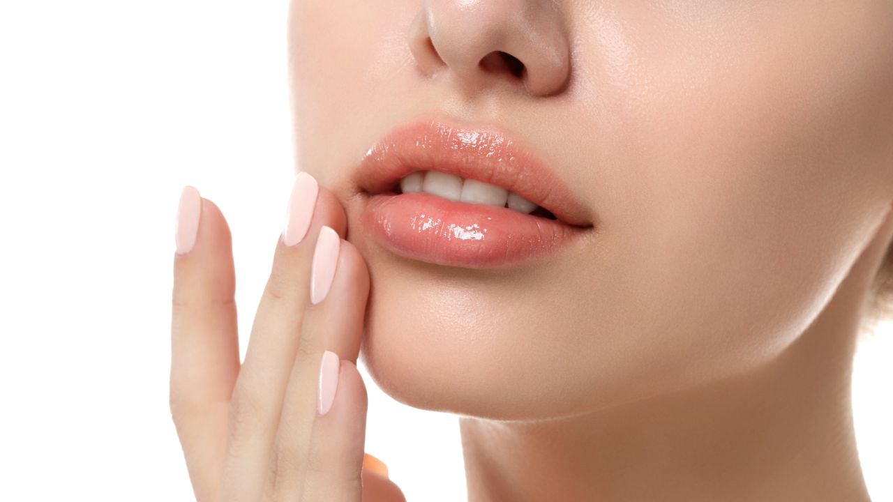 การฉีดฟิลเลอร์ปรับรูปปากช่วยเพิ่มเสน่ห์ให้ใบหน้าโดดเด่นน่ามองมากยิ่งขึ้น ภาพจาก iStock