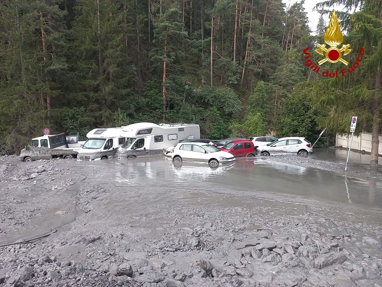 เกิดเหตุโคลนถล่มจากภูเขาไหลลงสู่แม่น้ำ ระหว่างเกิดน้ำท่วมฉับพลัน หลังฝนตกหนัก ที่เมืองบาร์โดเนกเชีย ในอิตาลี