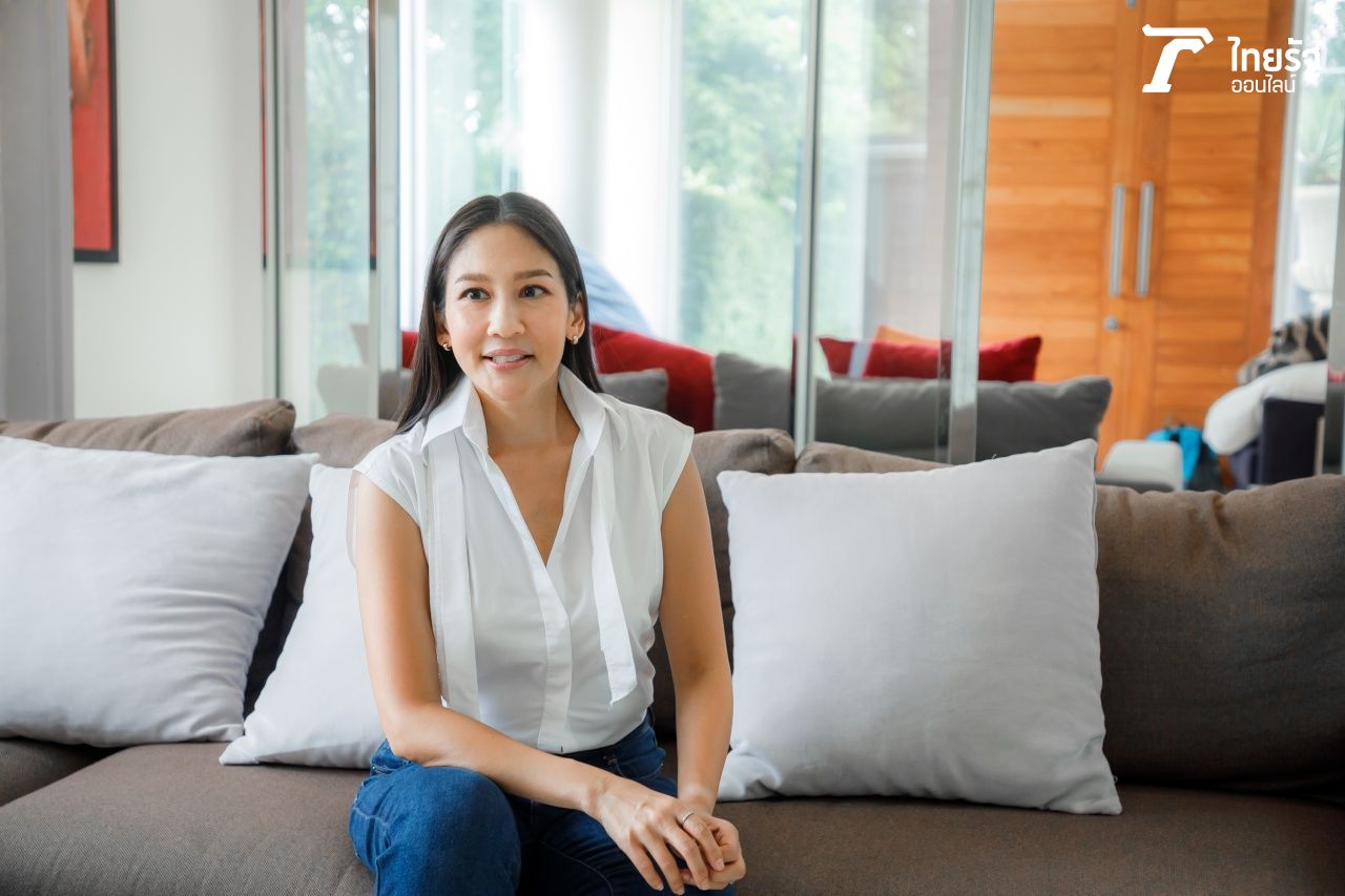หนิง ศรัยฉัตร ให้สัมภาษณ์ในห้องนั่งเล่นที่บ้านพัก กับทีมไทยรัฐออนไลน์ อีกหนึ่งพื้นที่ความอบอุ่นของครอบครัว จีระแพทย์  (ภาพ : ธนัท ชยพัทธฤทธี)