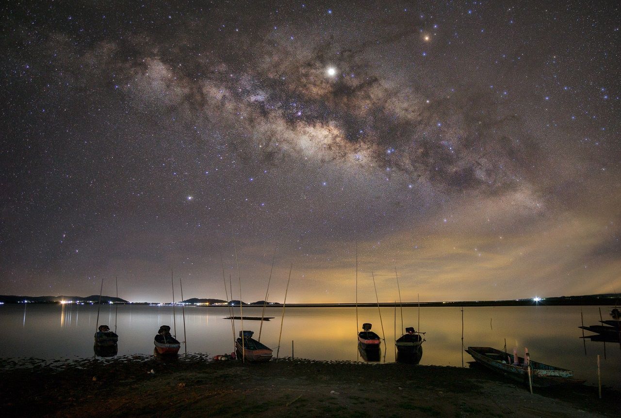เขตอนุรักษ์ท้องฟ้ามืดทำให้สามารถมองเห็นทางช้างเผือกที่มีดาวสว่างบนท้องฟ้าสีครามในเวลากลางคืนที่อุทยานแห่งชาติจังหวัดชัยภูมิ ภาพจาก iStock